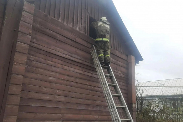 В Колобове средь бела дня загорелся частный дом